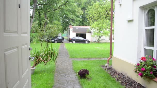 Femme courir porte de voiture — Video