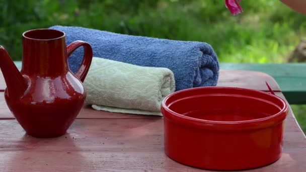 Bowl towel on table — Stock Video