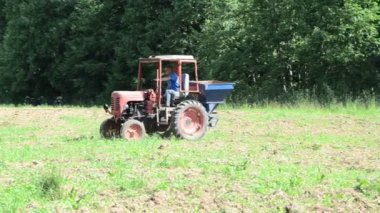 Traktör tohum ekmek alan