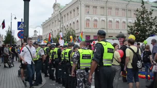 Policía proteger gay — Vídeo de stock