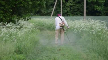 su damla Islak çimen kesmek