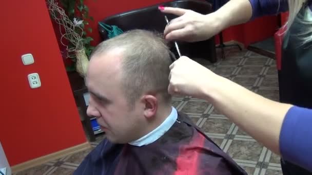 Man haircut comb — Stock Video