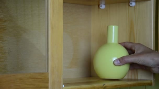 Polc dekoratív vázák — Stock videók