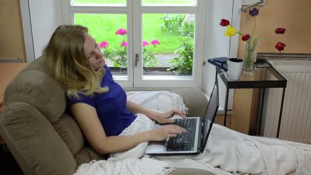 Laptop-Frauenarbeit — Stockvideo