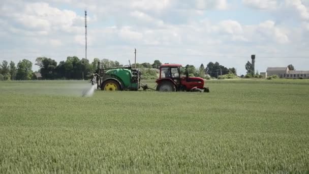 Machine spray veld huis — Stockvideo