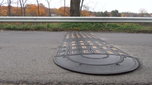 Verkeersdrempel weg man — Stockvideo