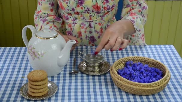 Чай с васильком — стоковое видео