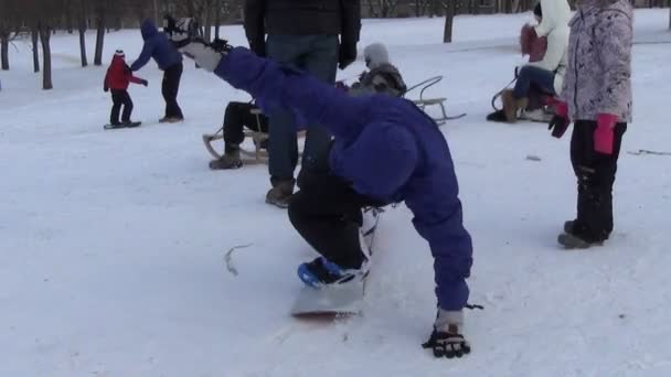 Man snowboard girl winter — Stock Video