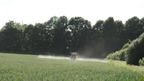 Campo de fertilização do tractor — Vídeo de Stock