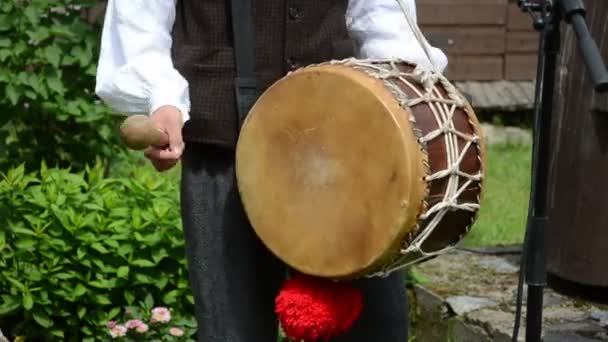 Baterista palo tambor jugar — Vídeo de stock