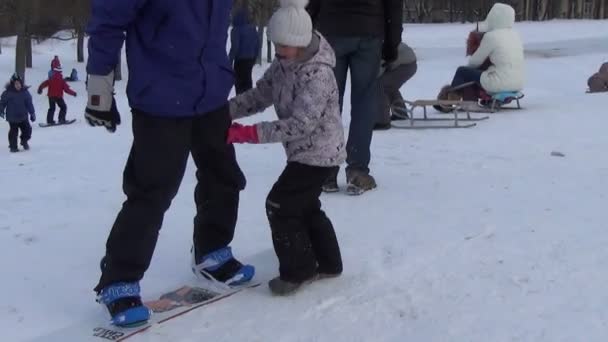Wzgórze człowiek snowboardowe dziewczyna — Wideo stockowe