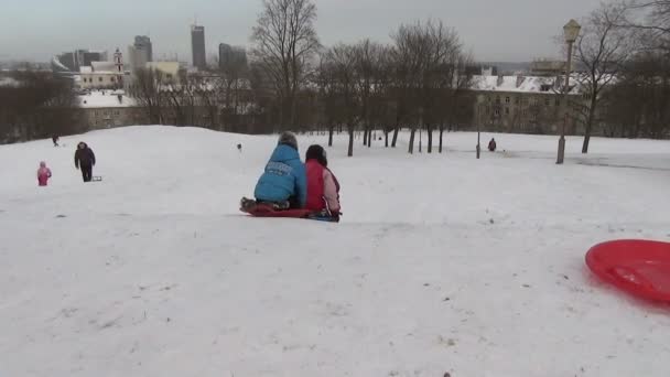 Luge enfants colline neige — Video