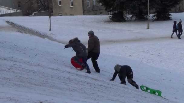 Emberek mászni hill téli — Stock videók