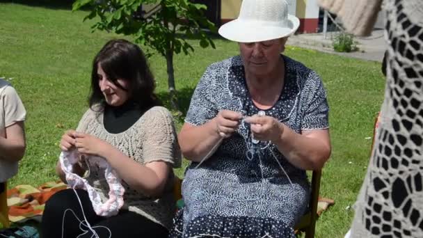 Woman knitting — Stock Video
