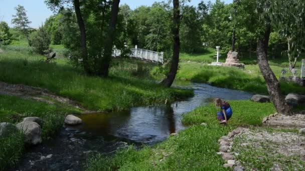 Meisje waden door stream — Stockvideo