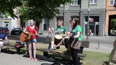 çocuklar grup gitar davul