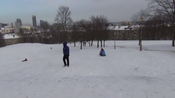 Människor hill skate vinter — Stockvideo