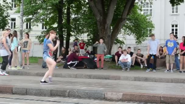 若い女の子のダンスのストリート — ストック動画