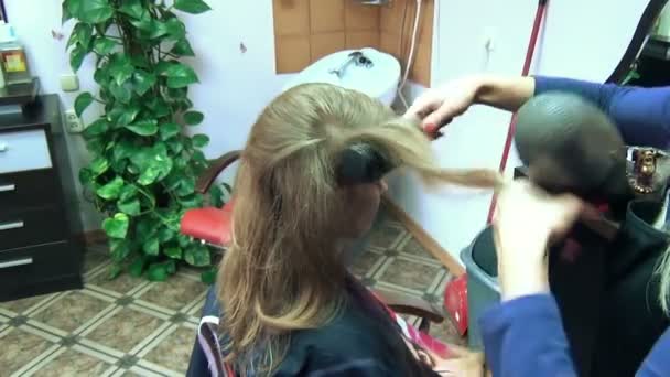 Flicka hår torrt fön — Stockvideo
