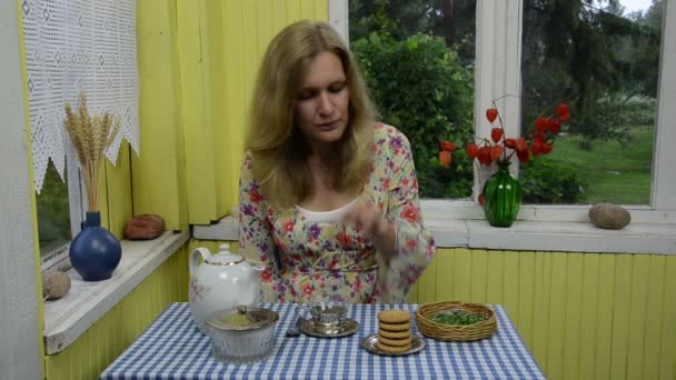 Pić herbatę miętową kobieta — Wideo stockowe