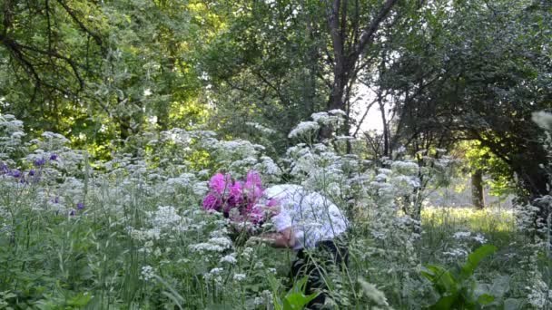 Man big peony bouquet — Stock Video