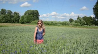 Kız çelenk kafasına koydu