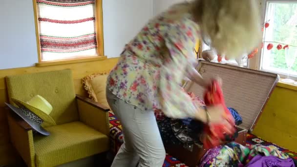 Frau Koffer voller Stoff — Stockvideo