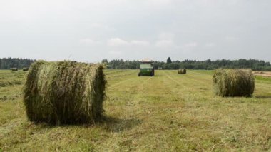 Traktör toplamak saman balya