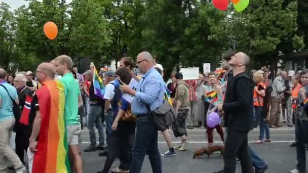 Gay desfile carteles banderas — Vídeo de stock