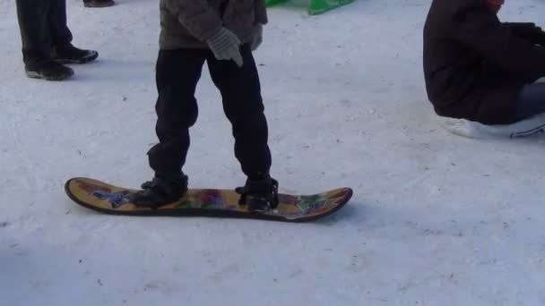 Muchacho diapositiva snowboard trineo — Vídeo de stock