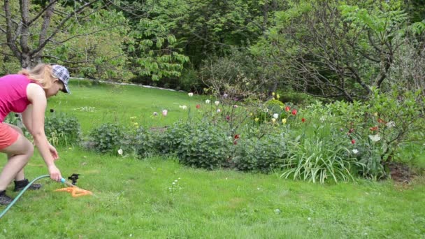 Agua herramienta mujer jardín — Vídeos de Stock