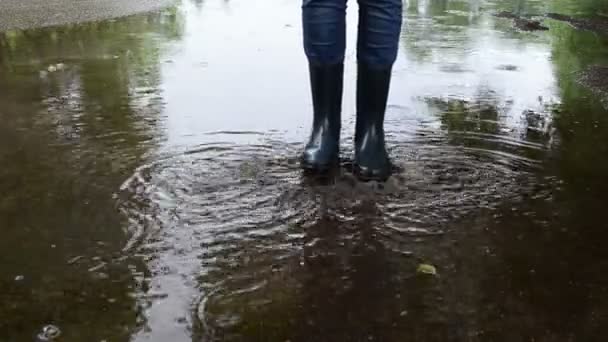Enfant amusant après l'eau de pluie 