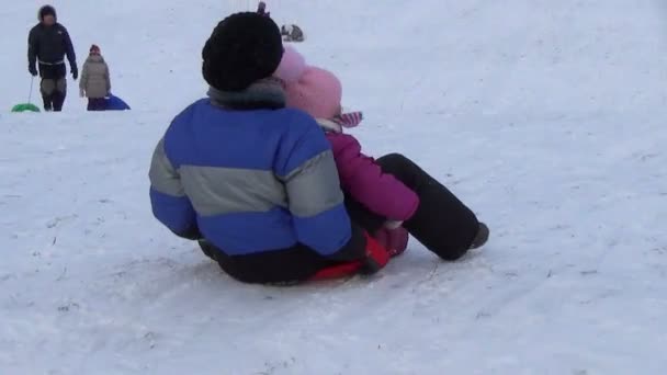 Les gens de la colline glissent traîneau — Video