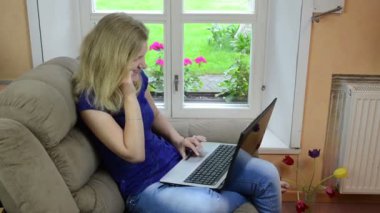 mutlu kız laptop telefon