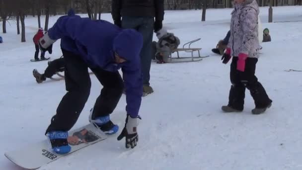 Man dia snowboard meisje — Stockvideo