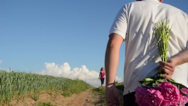 Casal a caminho — Vídeo de Stock