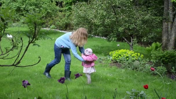Mãe filha jardim — Vídeo de Stock