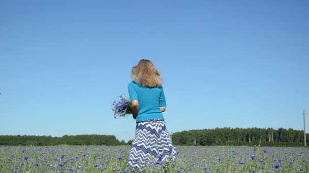 Mädchen Blumenstrauß — Stockvideo