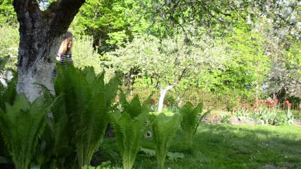 Mujer trabajo jardín césped — Vídeos de Stock