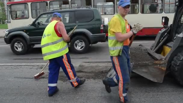 Arbeiter beladen LKW Asphalt — Stockvideo