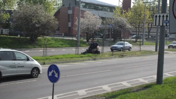 Arbeiter mähten Rasenflächen für Autos — Stockvideo