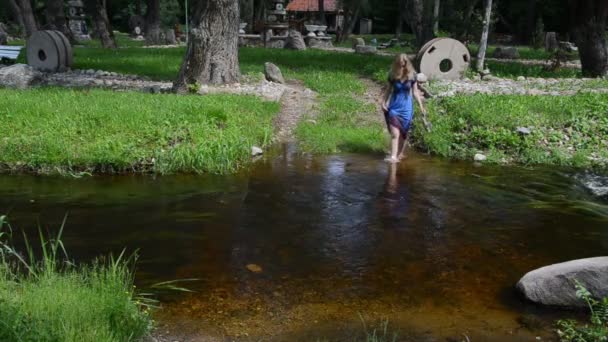 Vestido de niña vadeo río — Vídeos de Stock