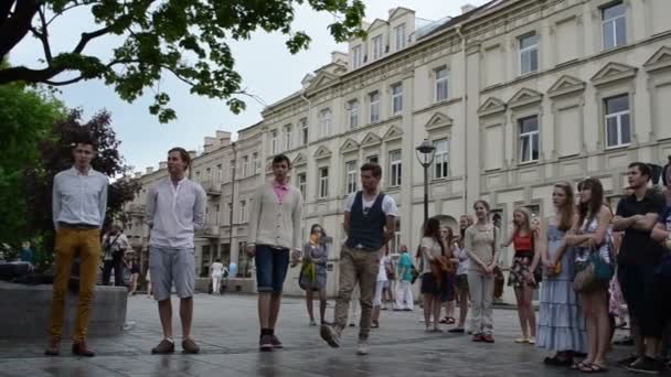 Chorus garçons chantent rue — Video