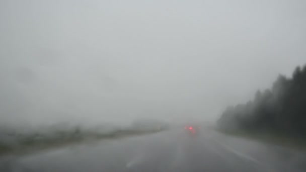 Yağmur düşüşü ön cam araba — Stok video