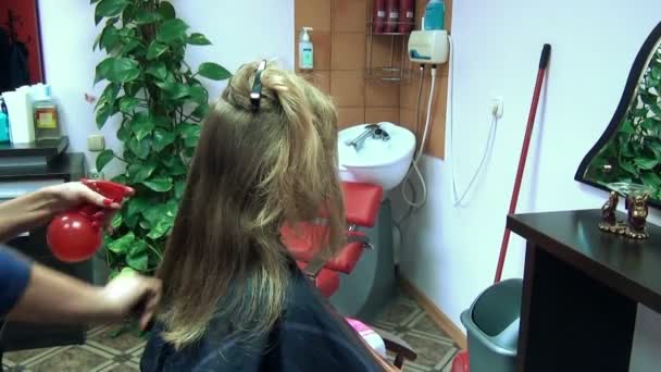 Friseur handgeschnittene Haare — Stockvideo