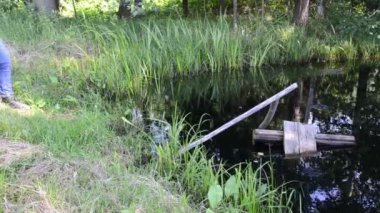 kadın çizmek su birikintisi