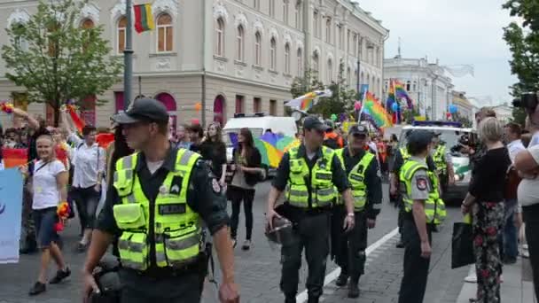 Polisi melindungi acara gay — Stok Video