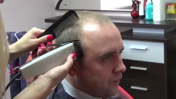 Barbeiro cortar cortador de cabelo — Vídeo de Stock