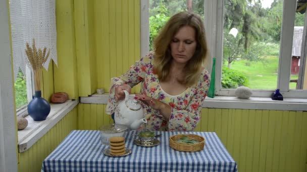 Свежий лимонный бальзам чай девушка — стоковое видео
