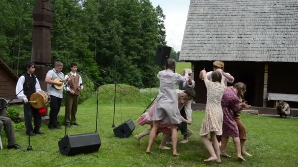 Musiker dansare folk — Stockvideo